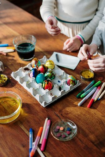 Zu Ostern Eier bemalen (Foto: cottonbro - pexels)